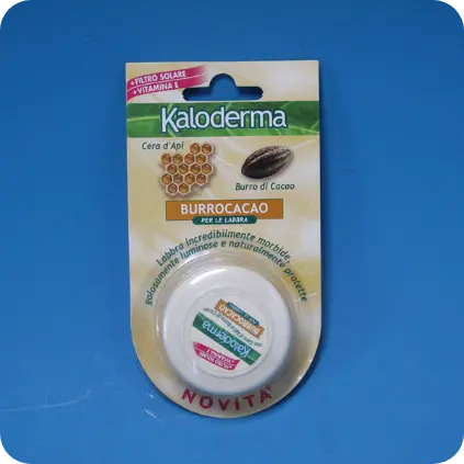 Blister trasparente con confezione di burrocacao Kaloderma su cartoncino personalizzato.