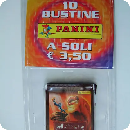 Blister trasparente contenente bustine Panini, confezionato con cartoncino promozionale.