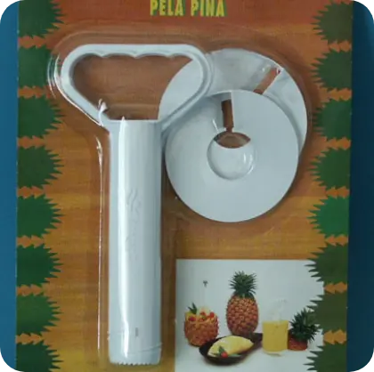 Blister termoformato per utensile pela ananas con cartoncino grafico illustrato.