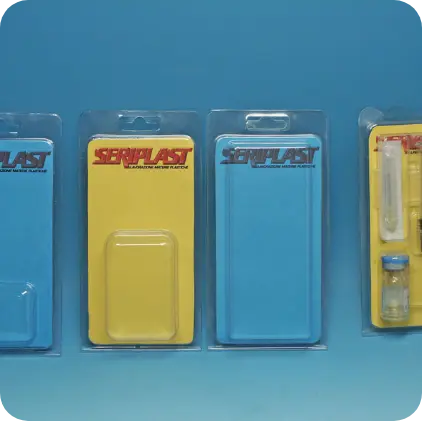 Blister trasparenti Seriplast con cartoncino personalizzabile per piccoli prodotti.