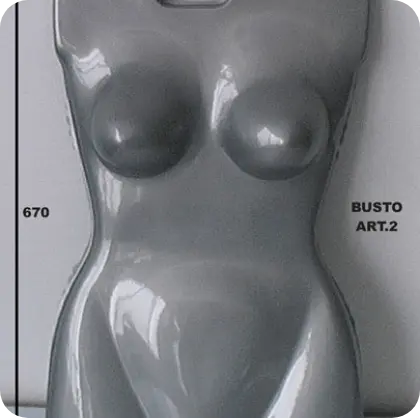 Busto portacostume termoformato da donna modello Art.2 in plastica rigida grigia – produzione Seriplast Firenze
