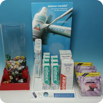 Display da banco personalizzato per dentifrici e prodotti oral care – realizzazione Seriplast