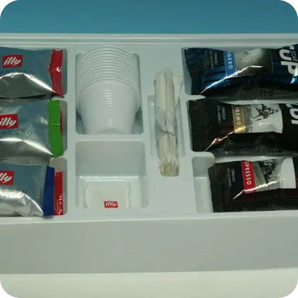 Vassoio termoformato per kit caffè e accessori monodose prodotto da Seriplast