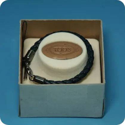 Inserto termoformato vellutato per bracciale di marca, realizzato su misura da Seriplast