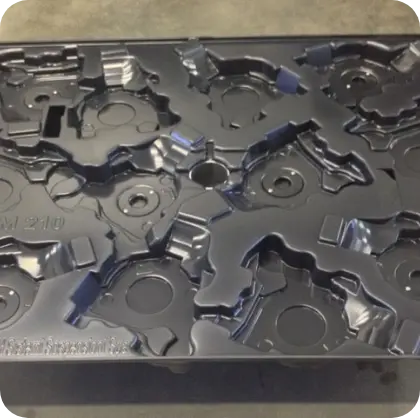 Vassoio industriale termoformato nero per settore automotive – SERIPLAST