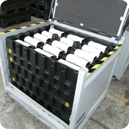 Contenitori industriali con vassoi termoformati per trasporto pezzi meccanici – SERIPLAST