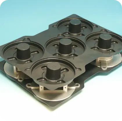 Tray termoformato nero per protezione e trasporto pezzi meccanici – produzione Seriplast