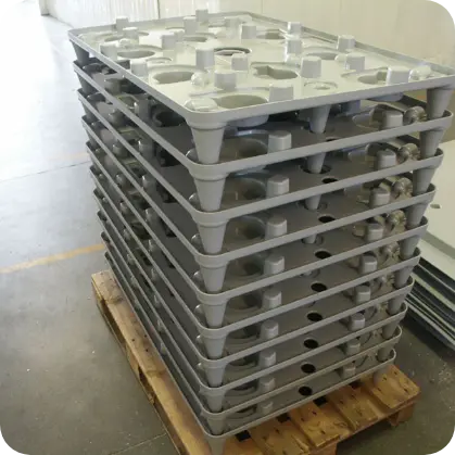 Trays impilabili termoformati per movimentazione meccanica su pallet – Seriplast