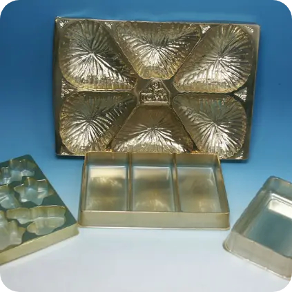 Vassoio termoformato oro per dolci e praline con scomparti sagomati produzione Seriplast Firenze