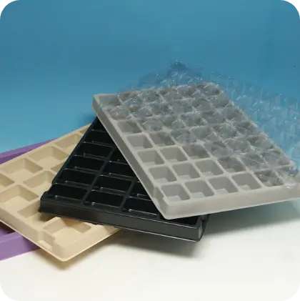 Vassoi alveolari in plastica con diverse configurazioni di celle quadrate e rettangolari – termoformati standard Seriplast.