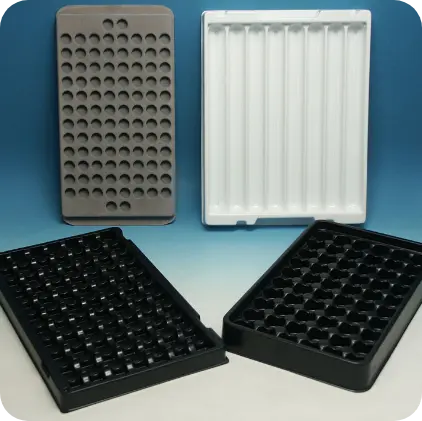 Gruppo di vassoi alveolari standard con celle multiple per minuterie e componenti tecnici – produzione termoformata Seriplast.