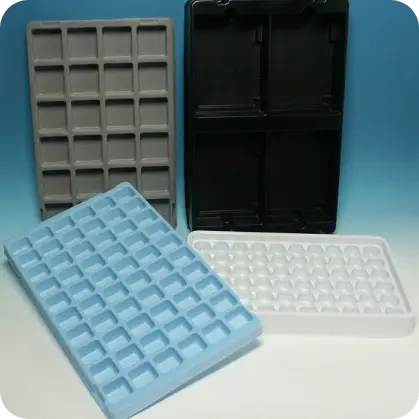 Vassoi alveolari standard in plastica multicolore con celle quadrate profonde – termoformati industriali Seriplast.