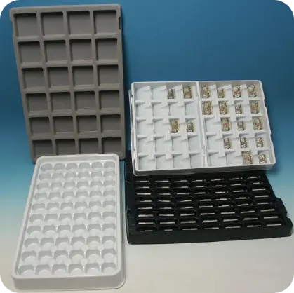 Vassoi alveolari standard per minuterie e microcomponenti elettronici – produzione termoformati Seriplast Firenze.