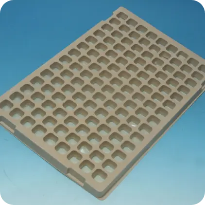 Vassoio alveolare standard beige con celle multiple quadrate – packaging termoformato Seriplast.